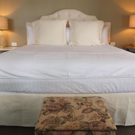 The English Inn Eaton Rapids Экстерьер фото