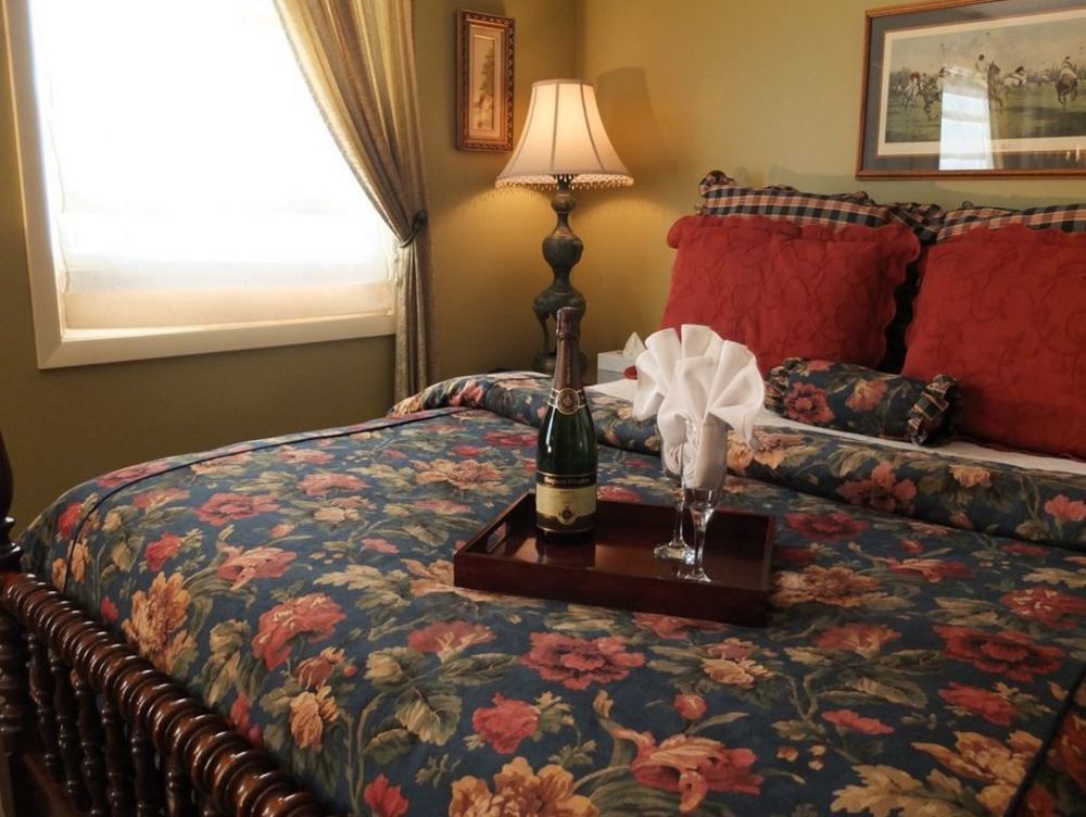 The English Inn Eaton Rapids Экстерьер фото
