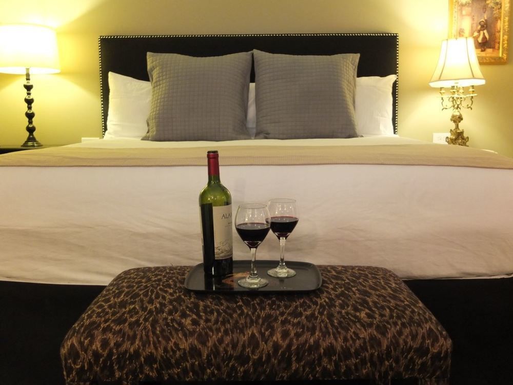 The English Inn Eaton Rapids Экстерьер фото