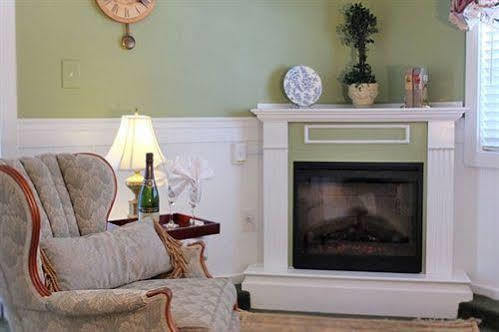 The English Inn Eaton Rapids Экстерьер фото